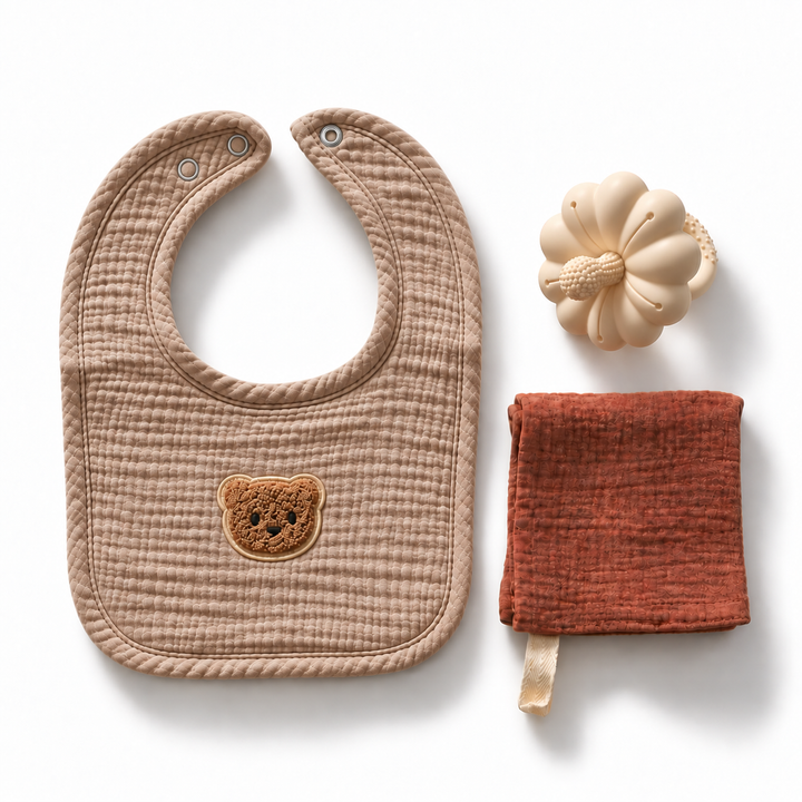 Beige teddybeer met ivoorkleurige strik als zacht babycadeau.