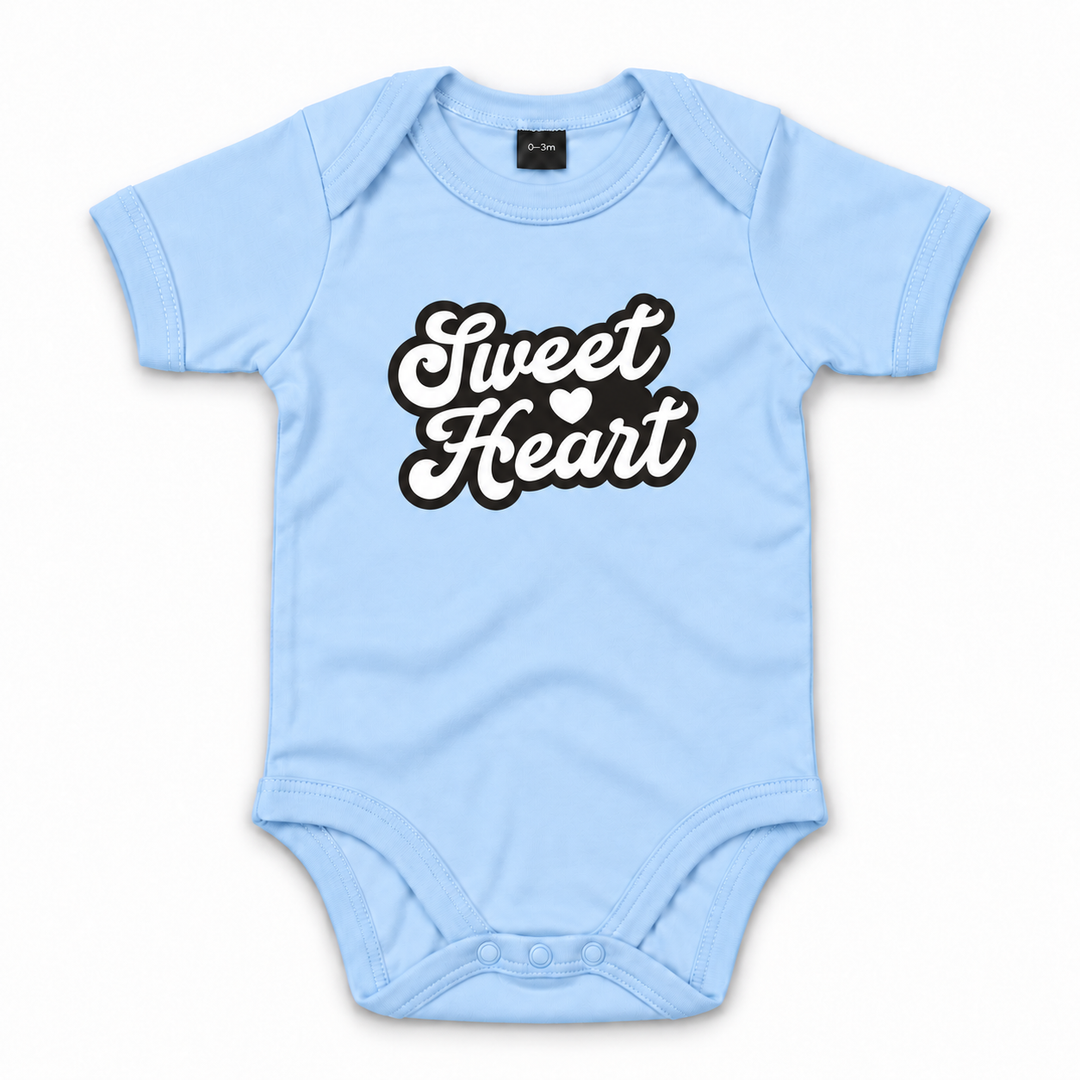 Blauwe baby romper met zwarte Sweet Heart opdruk.