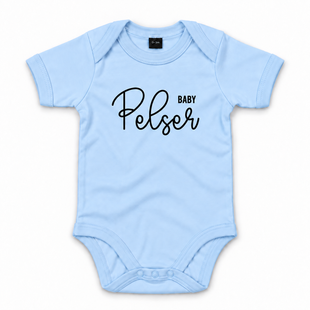 Blauwe baby romper met persoonlijke naam op de voorkant.