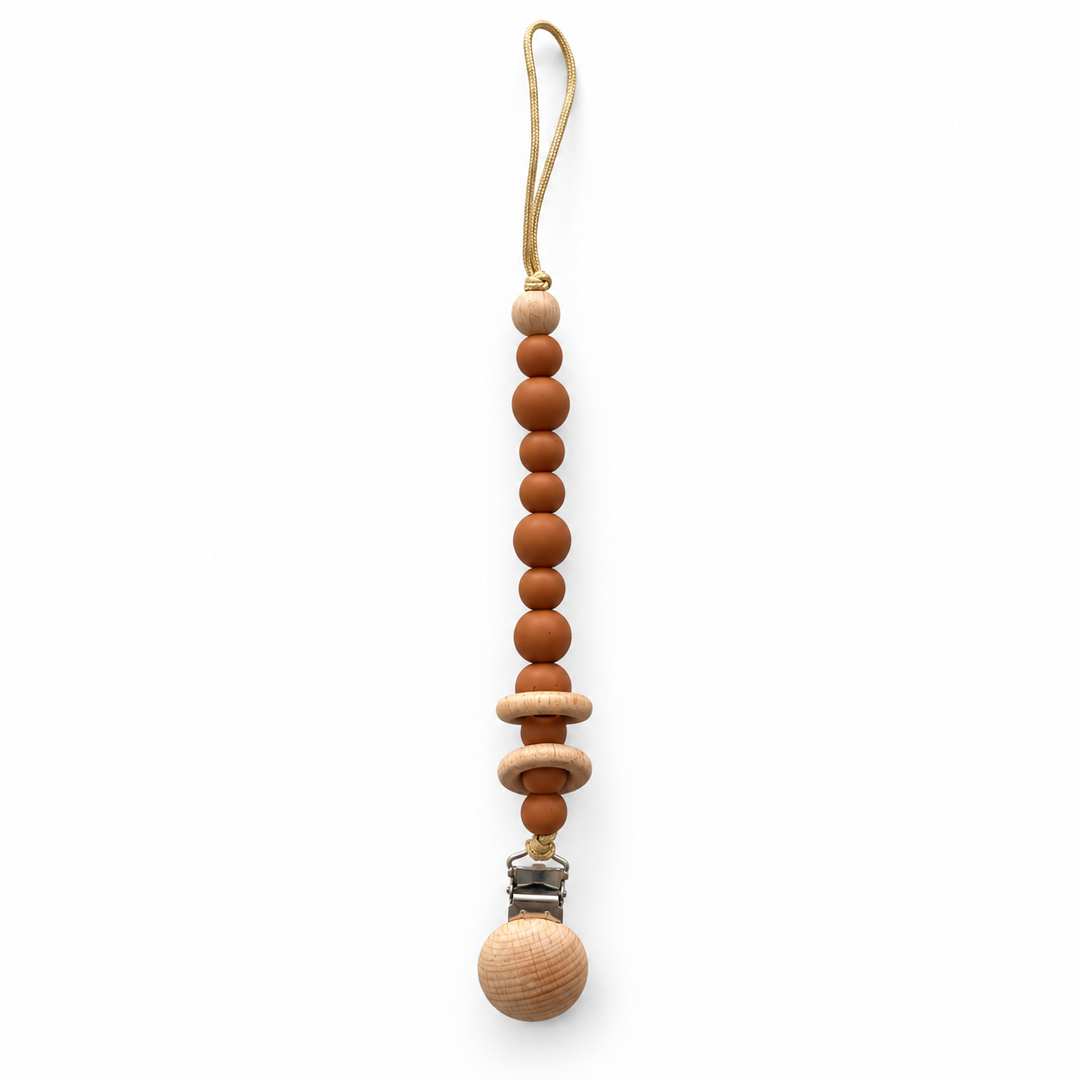 Bruin speenkoord met kralen, houten details en houten clip.