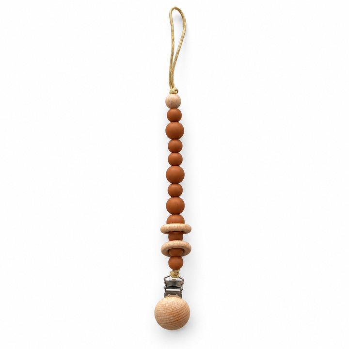 Bruin speenkoord met kralen, houten details en houten clip.
