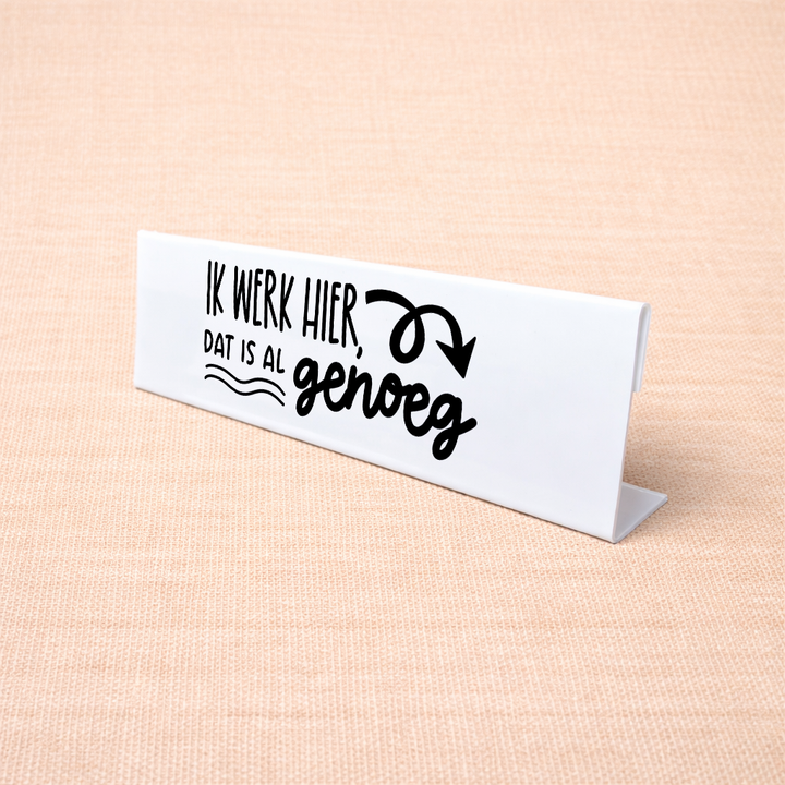 Wit desk sign / bureau naambordje met tekst “Ik werk hier, dat is al genoeg”