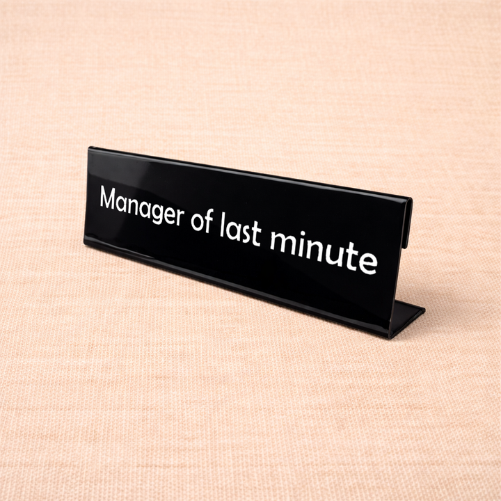 Zwart desk sign / bureau naamplaatje met tekst “Manager of last minute”