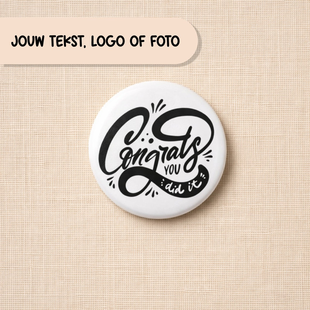 Button met tekst en typografie, gepersonaliseerd speldje met eigen ontwerp