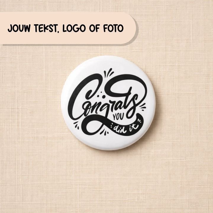 Button met tekst en typografie, gepersonaliseerd speldje met eigen ontwerp