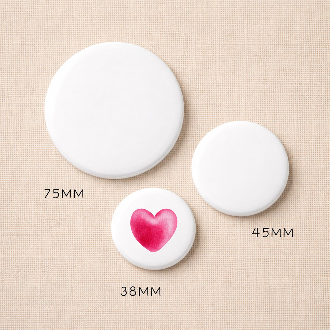 Button 38mm met eigen ontwerp (hart), met daarnaast 75mm en 45mm buttons – buttons laten maken kleine oplage