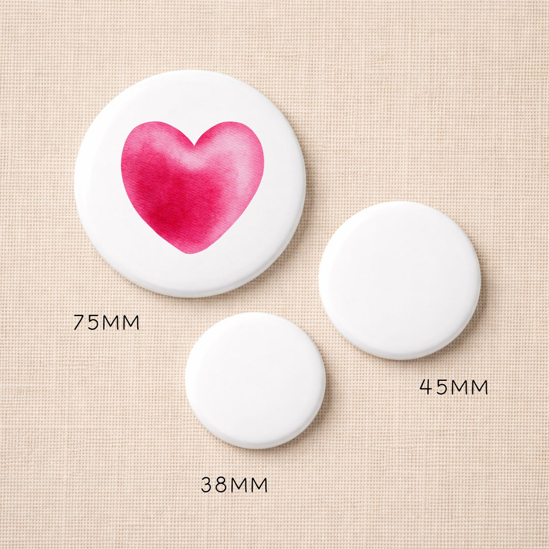 Buttons met eigen ontwerp in 75mm, 45mm en 38mm – voorbeeld met hartdesign (gepersonaliseerde buttons)