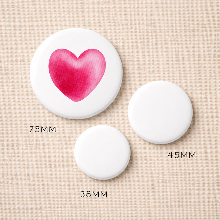 Buttons met eigen ontwerp in 75mm, 45mm en 38mm – voorbeeld met hartdesign (gepersonaliseerde buttons)