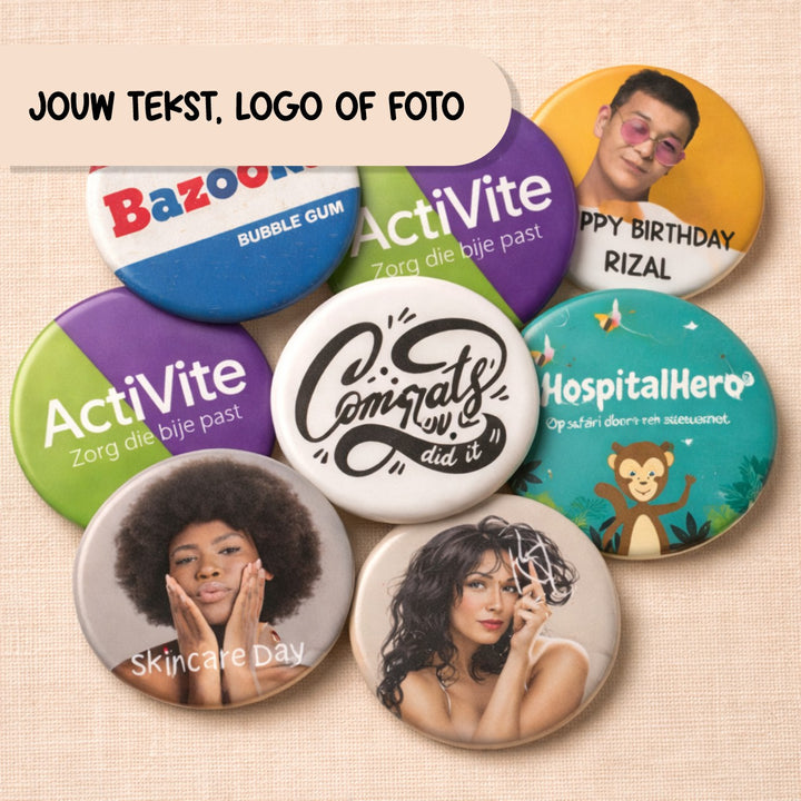Overzicht van gepersonaliseerde buttons met eigen ontwerp, foto, tekst en logo in kleine oplage