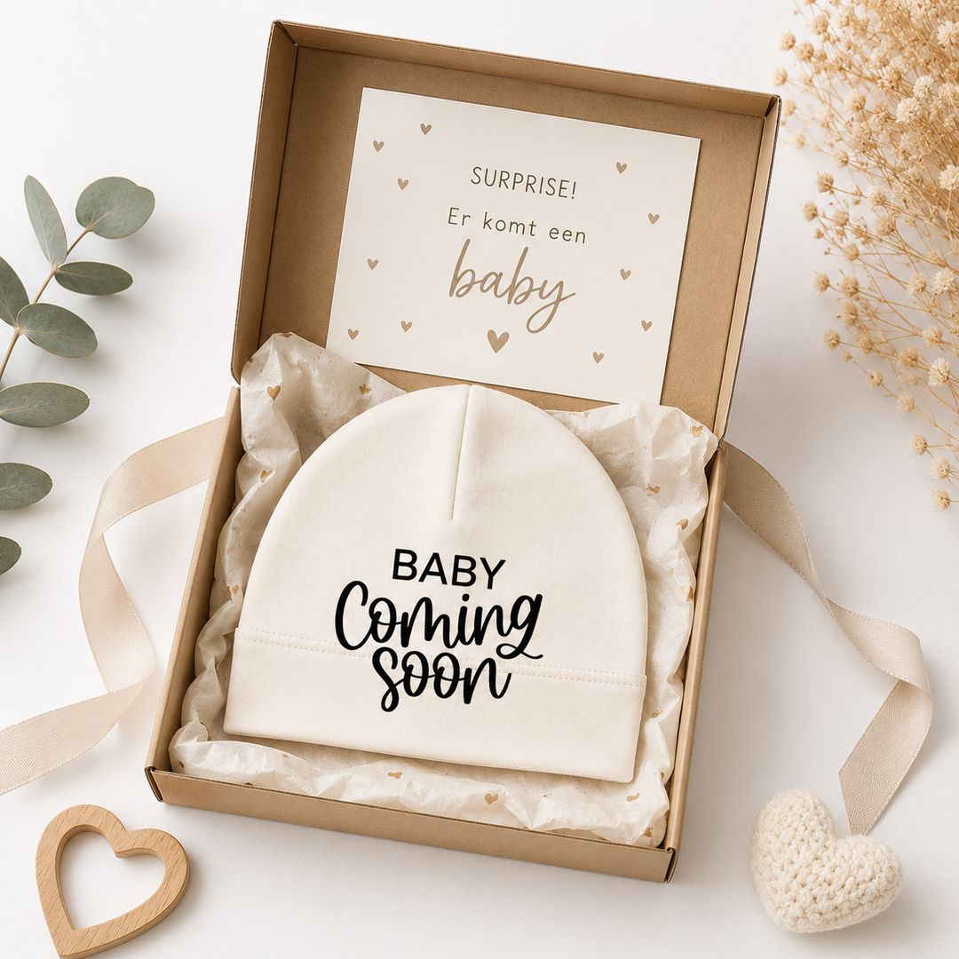 Babymutsje “Baby Coming Soon” als cadeautje voor zwangerschapsaankondiging in cadeauverpakking