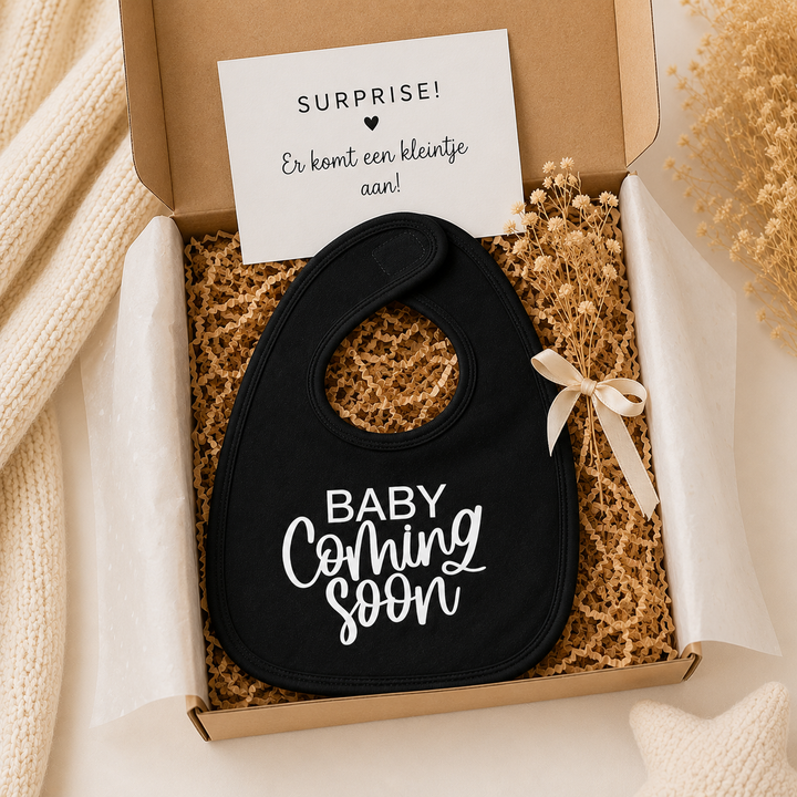Cadeau set met slabbetje “Baby coming soon”, ideaal om zwangerschap aan te kondigen via een klein cadeautje