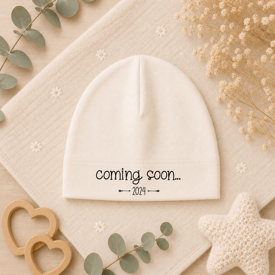Cadeauverpakking met babymutsje “coming soon…” als originele zwangerschapsaankondiging, klaar om te geven