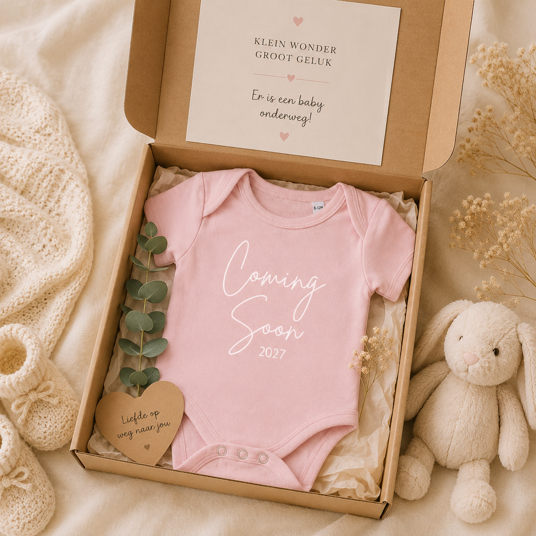 Roze babyromper in cadeaubox met tekst “Coming Soon”, originele zwangerschapsaankondiging en leuk cadeau voor opa en oma