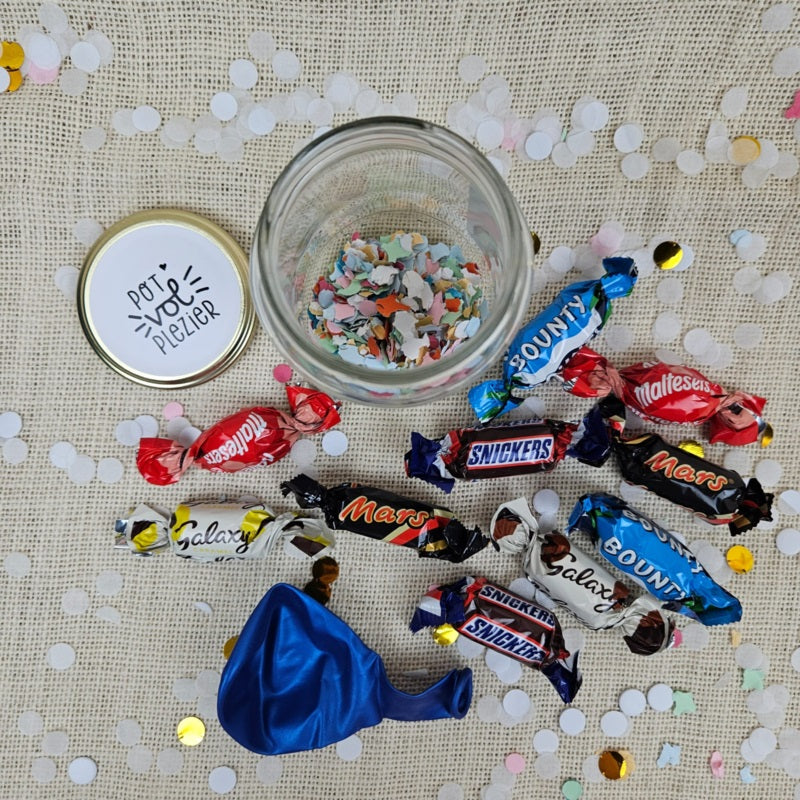 Detail van Pot vol Plezier blauw inhoud met Celebrations chocolaatjes en blauwe ballon, verjaardag cadeau pot voor kind