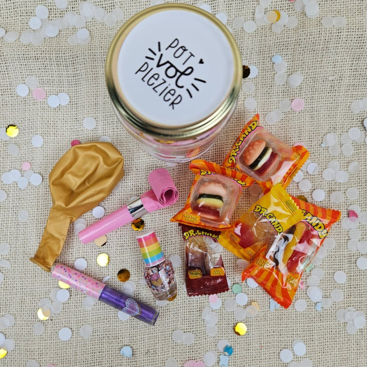 Detail van Pot vol Plezier roze inhoud met snoepjes en cadeautjes, feestelijk verjaardagscadeautje voor meisje of kind
