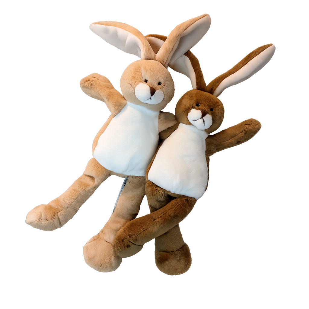 Twee pluche knuffelkonijnen in beige en bruin met lange oren en witte buik, geschikt voor baby’s en peuters