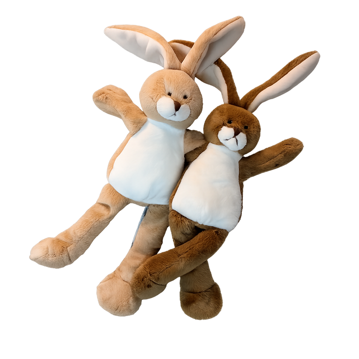 Twee pluche knuffelkonijnen in beige en bruin met lange oren en witte buik, geschikt voor baby’s en peuters