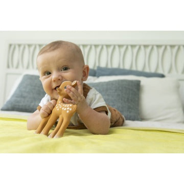 Baby met FanFan het hertje bijtspeeltje van natuurlijk rubber, ideaal bij doorkomende tandjes