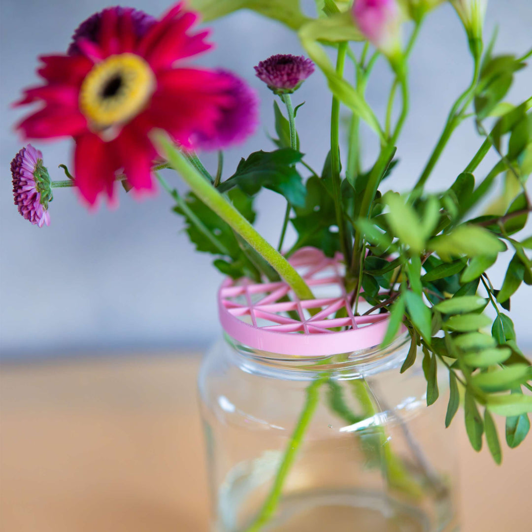 Flower Up bloemenschikschijf als vaasinzet in glazen pot met bloemen, duurzaam bloemschikken met restbloemen