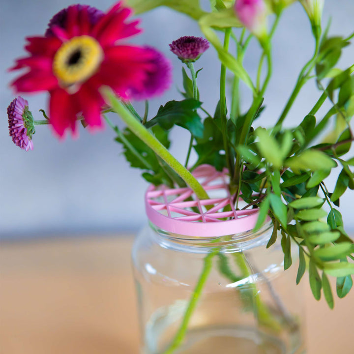 Flower Up bloemenschikschijf als vaasinzet in glazen pot met bloemen, duurzaam bloemschikken met restbloemen