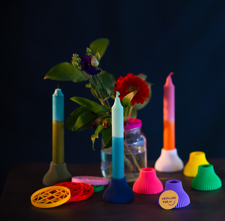 Flower Up vaasinzet gebruikt in mini vaasjes met bloemen als duurzame tafeldecoratie
