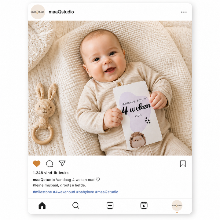 baby houdt mijlpaalkaartje “Vandaag ben ik 4 weken oud” vast – fotokaartjes voor het eerste jaar