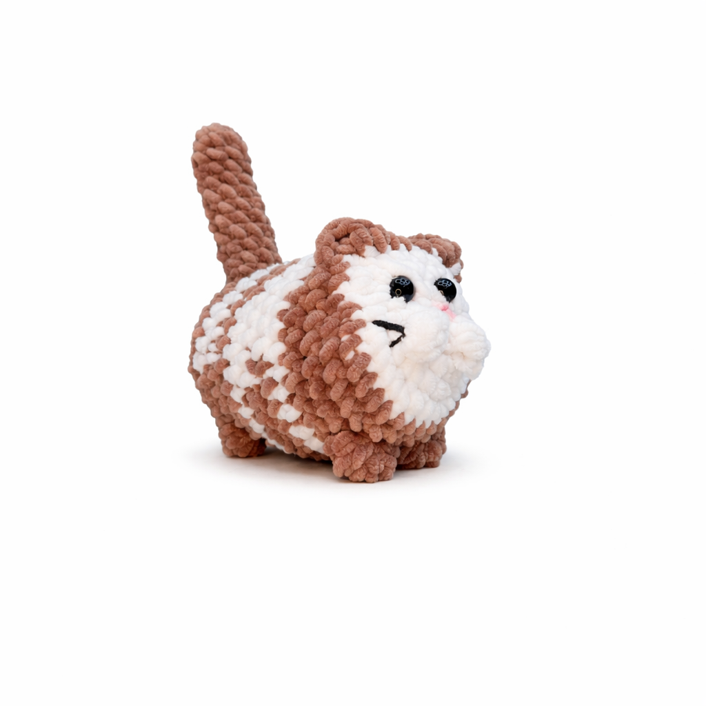bruin wit gehaakte kattenknuffel handgemaakt KnufEL, zacht compact knuffeltje voor kattenfans 3+