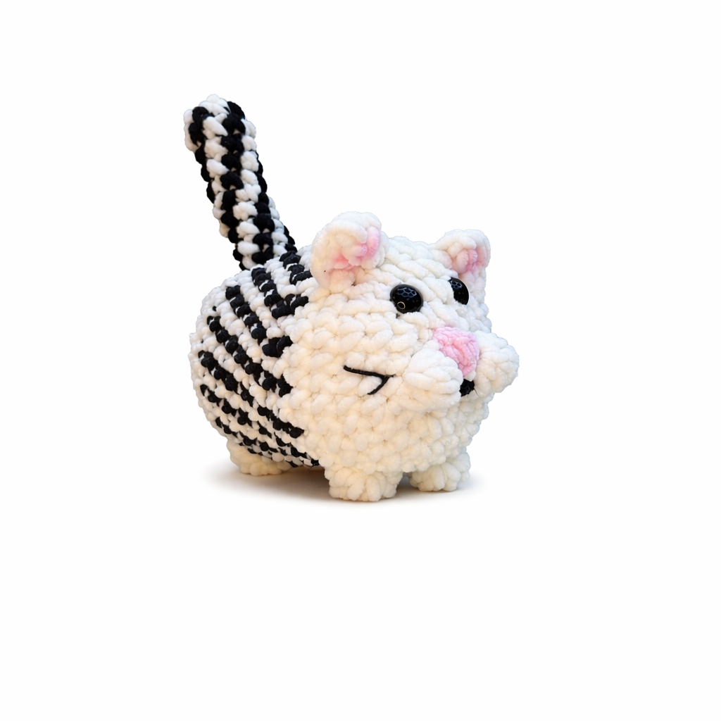 gestreepte gehaakte kattenknuffel handgemaakt KnufEL, wit katje met zwart gestreepte staart 3+