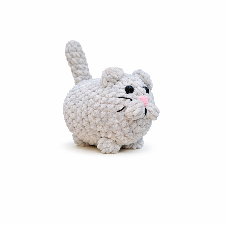 grijs witte gehaakte kattenknuffel handgemaakt door KnufEL, compact knuffeltje met eigen oogjes 3+