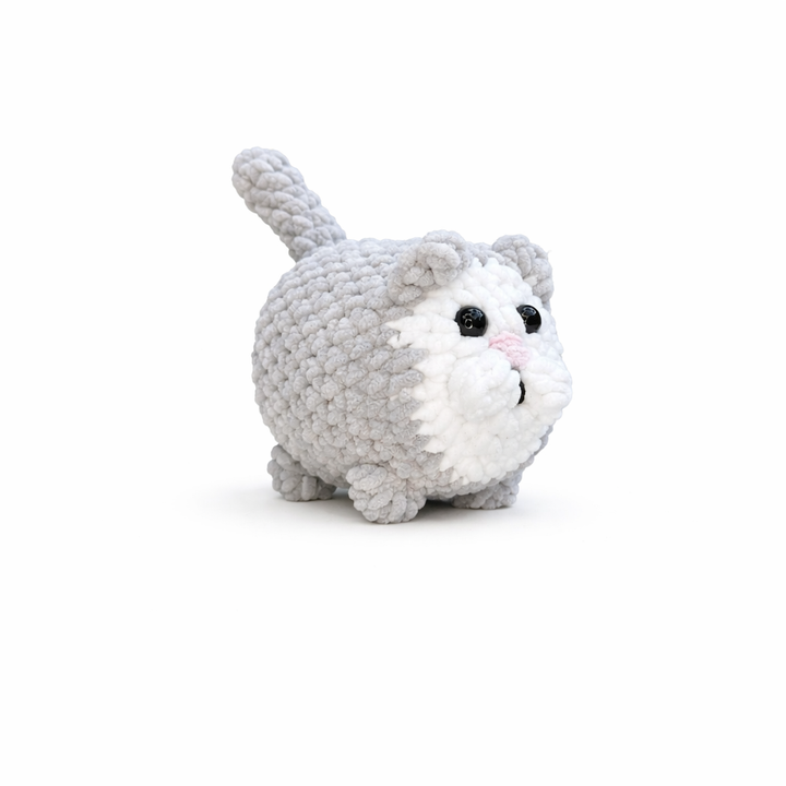 lichtgrijze gehaakte kattenknuffel handgemaakt KnufEL, zacht knuffeltje voor kleuters en kinderen 3+