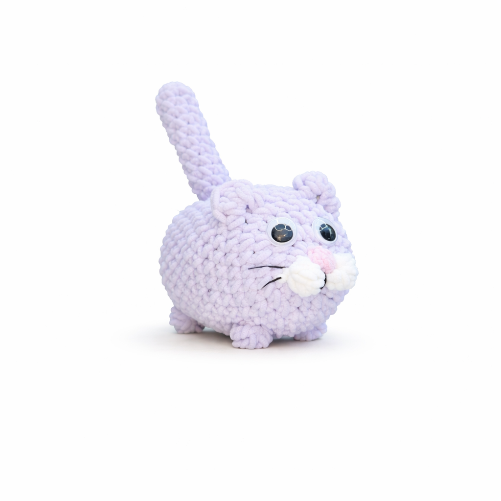 lila gehaakte kattenknuffel handgemaakt door KnufEL, compact knuffeltje met eigen oogjes 3+