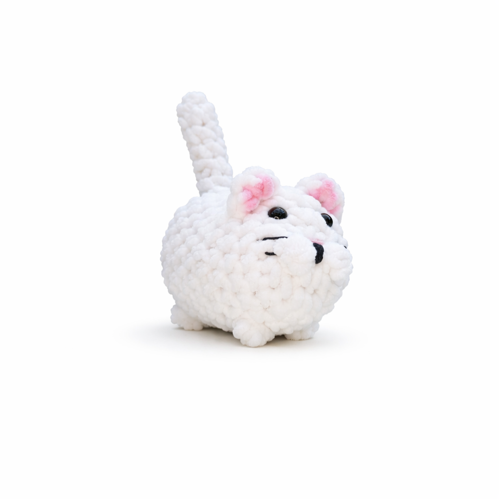 witte gehaakte kattenknuffel handgemaakt door KnufEL, compact knuffeltje voor kinderen 3+