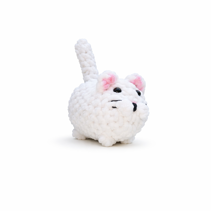 witte gehaakte kattenknuffel handgemaakt door KnufEL, compact knuffeltje voor kinderen 3+