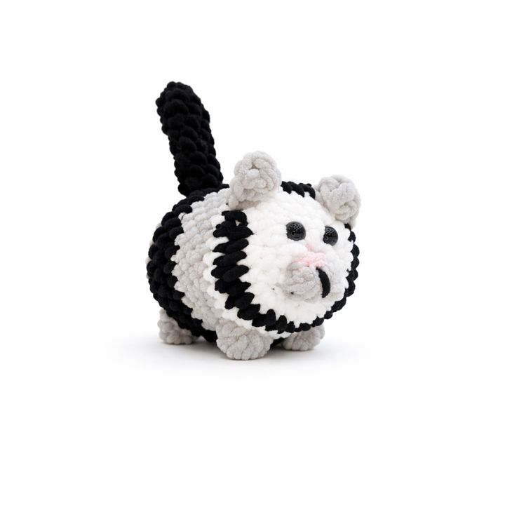 zwart wit gehaakte kattenknuffel handgemaakt door KnufEL, compact knuffeltje met streepstaart 3+