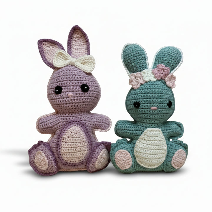 Handgemaakte gehaakte knuffelkonijnen in paars en turquoise, perfect voor baby’s en kraamcadeaus