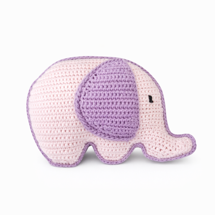 Roze gehaakte olifant knuffel met paarse oor en sierrand – uniek babycadeau