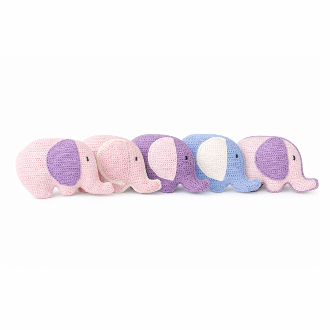 Collectie handgemaakte gehaakte olifant knuffels in roze, paars en blauw – perfect als kraamcadeau