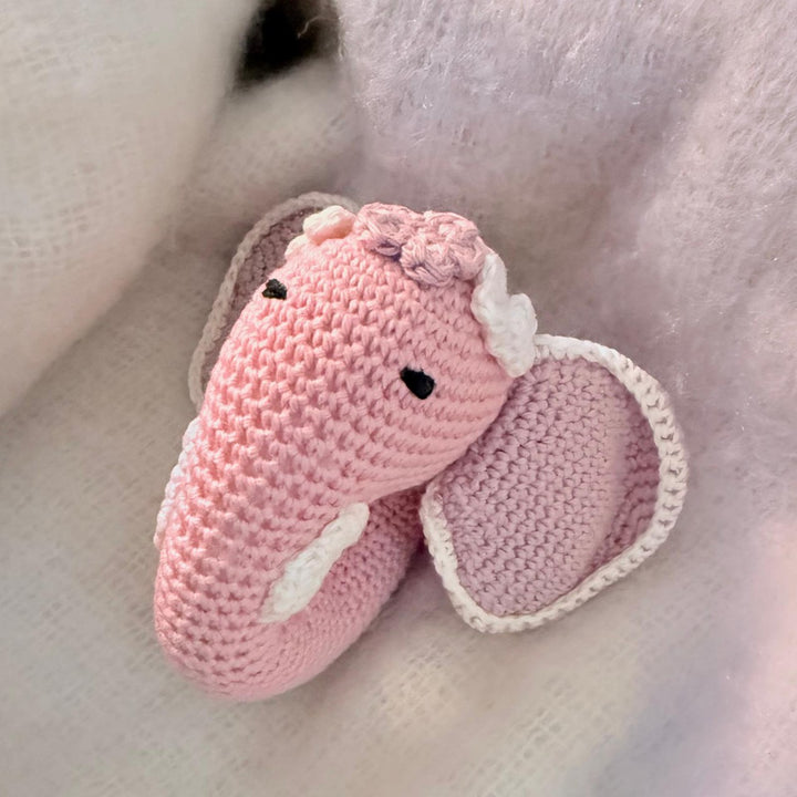 Handgemaakte gehaakte olifant rammelaar in roze en lila – voorkantaanzicht