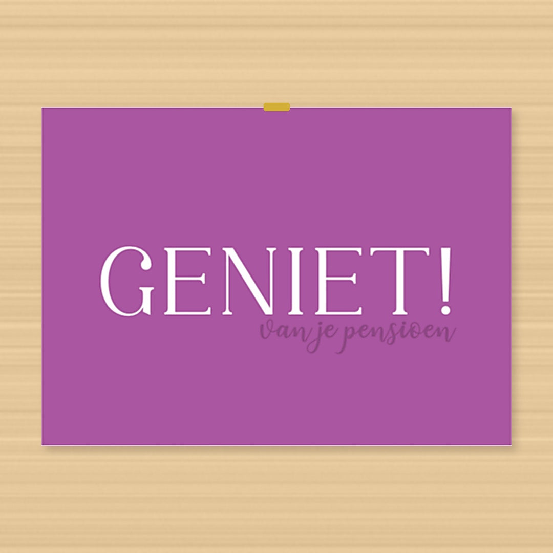 paarse pensioenkaart met grote witte letters ‘Geniet van je pensioen’ – geschikt als afscheidscadeau collega
