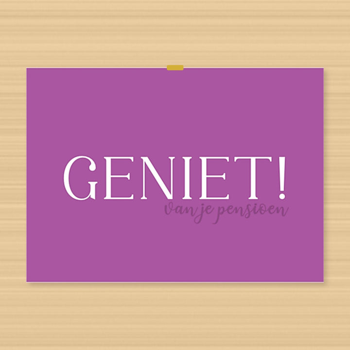 paarse pensioenkaart met grote witte letters ‘Geniet van je pensioen’ – geschikt als afscheidscadeau collega