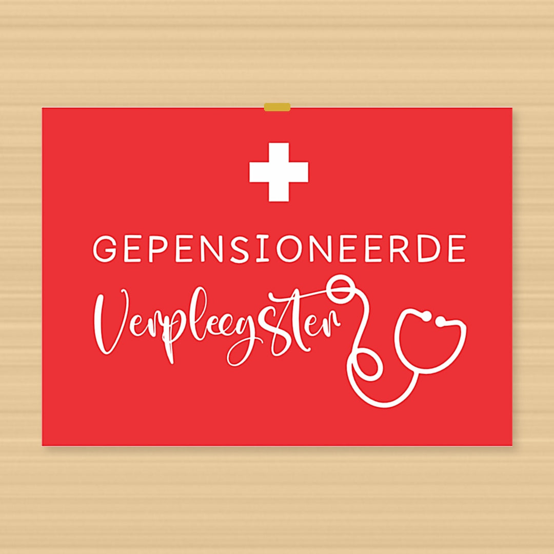 pensioenkaart voor vrouwelijke zorgmedewerker met rood kruis, stethoscoop en de tekst ‘Gepensioneerde Verpleegster’