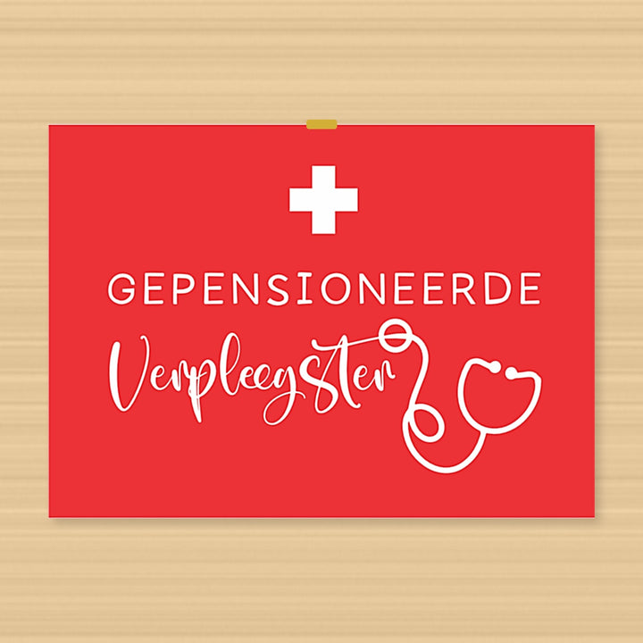 pensioenkaart voor vrouwelijke zorgmedewerker met rood kruis, stethoscoop en de tekst ‘Gepensioneerde Verpleegster’
