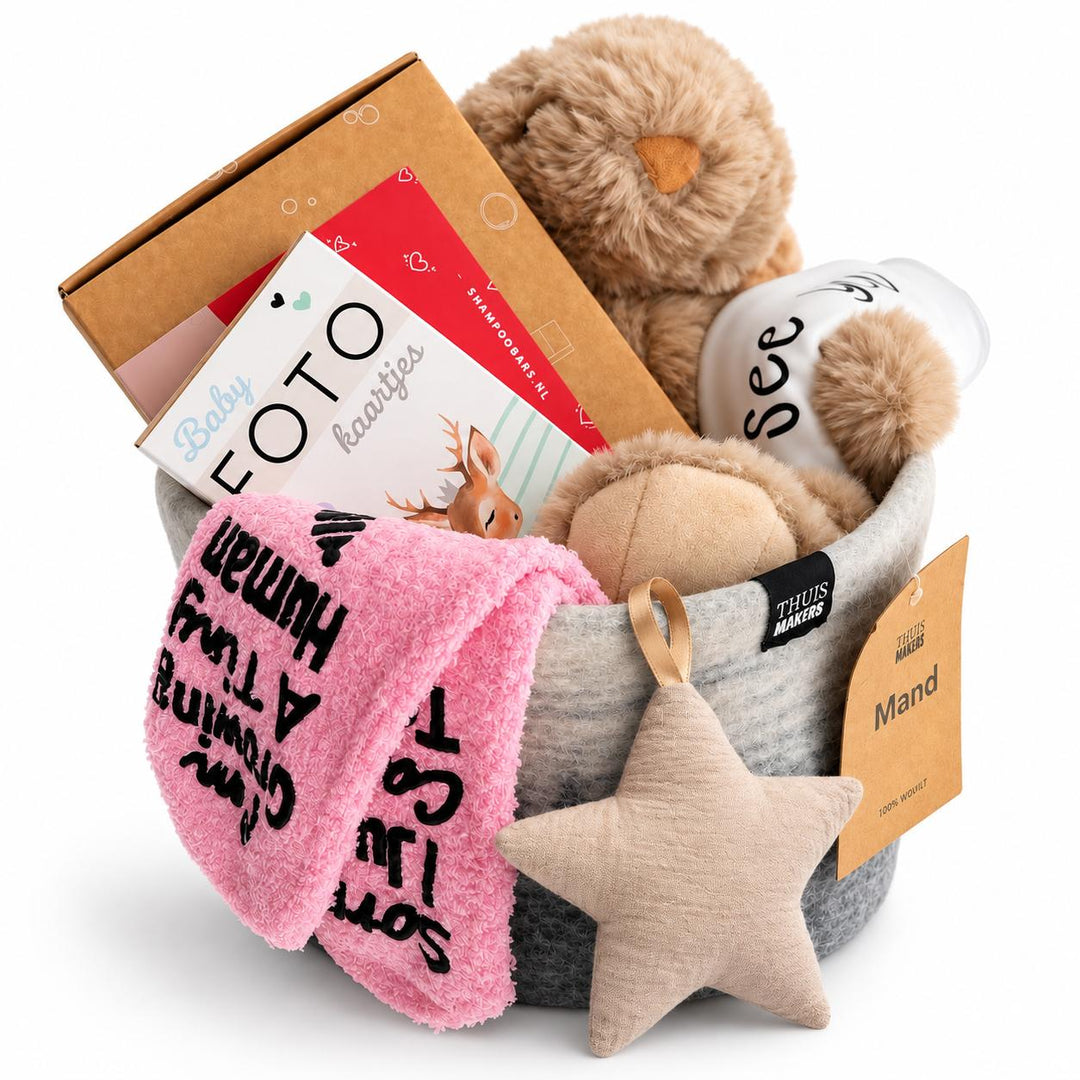 Kraamcadeau voor mama en baby in grijs-witte wolvilten mand met knuffelkonijn, babyrompertje en verzorgingsproducten.