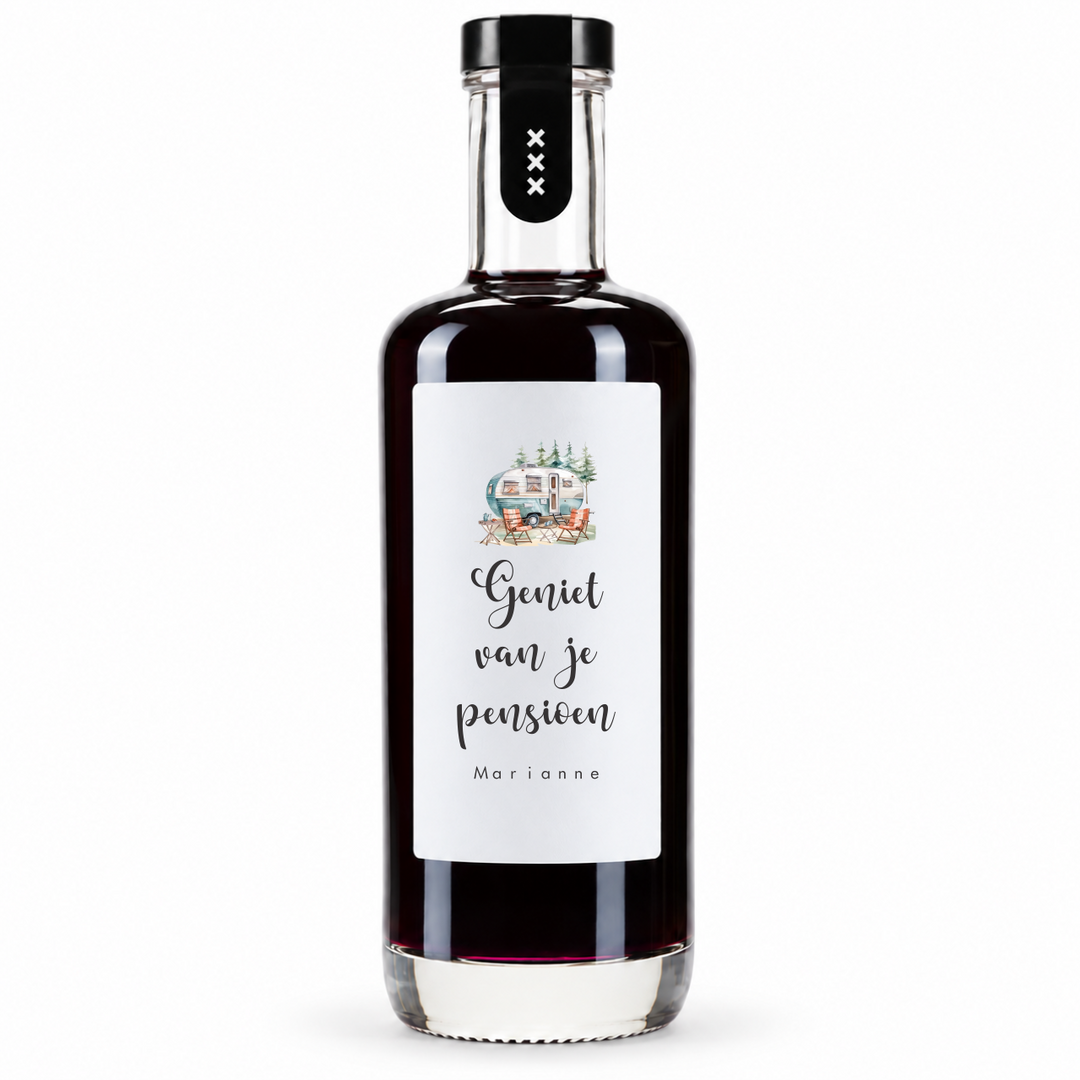 Gepersonaliseerde fles als pensioen cadeau met naam Marianne en tekst Geniet van je pensioen