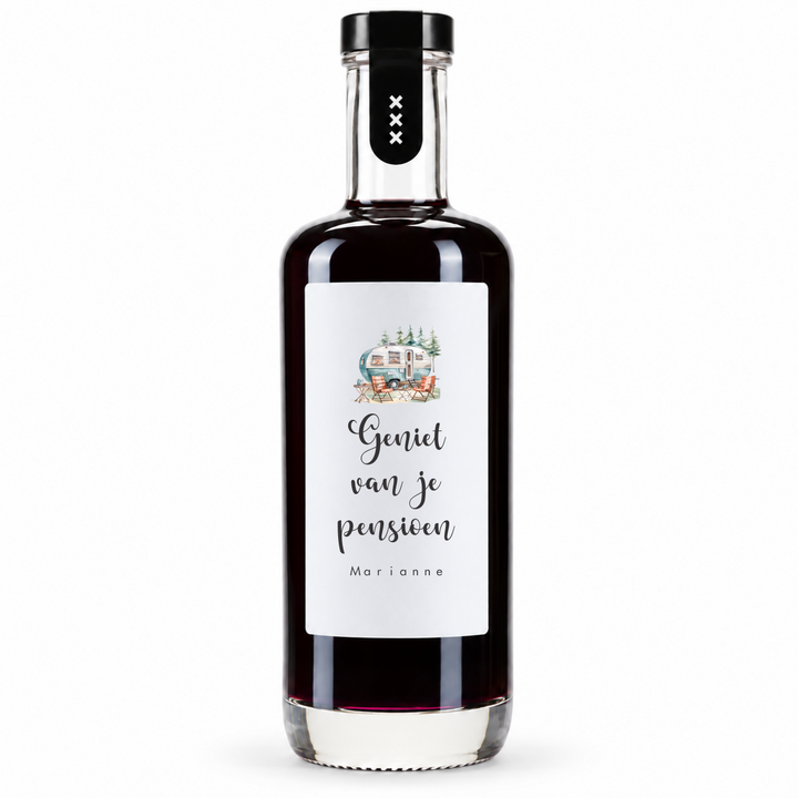 Gepersonaliseerde fles als pensioen cadeau met naam Marianne en tekst Geniet van je pensioen