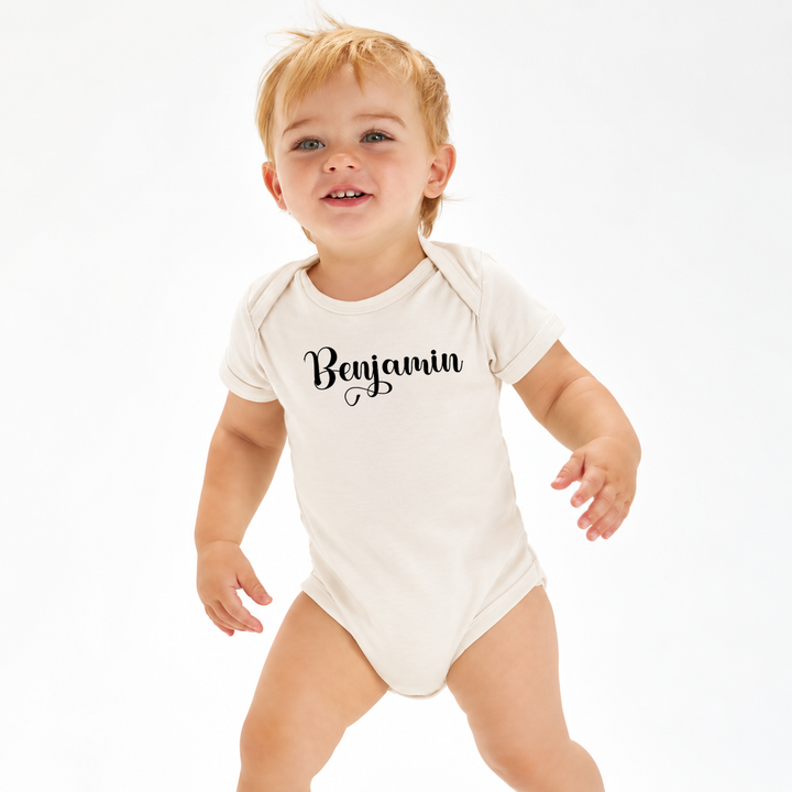 Baby in naturel rompertje met naam Benjamin.
