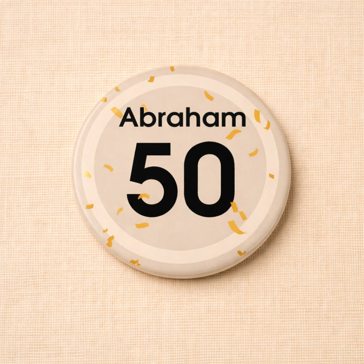 Gepersonaliseerde verjaardag button met naam en het getal 50, neutrale tinten met confetti-details, geschikt als persoonlijk cadeau voor een 50e verjaardag.
