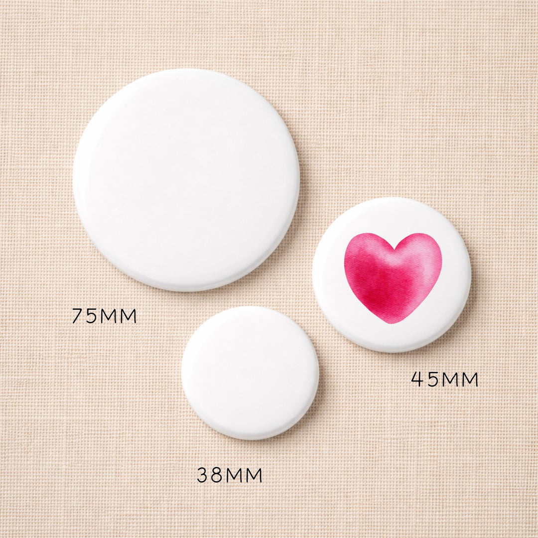 Gepersonaliseerde button 45mm met eigen ontwerp, naast 75mm en 38mm buttons – buttons laten bedrukken kleine oplage