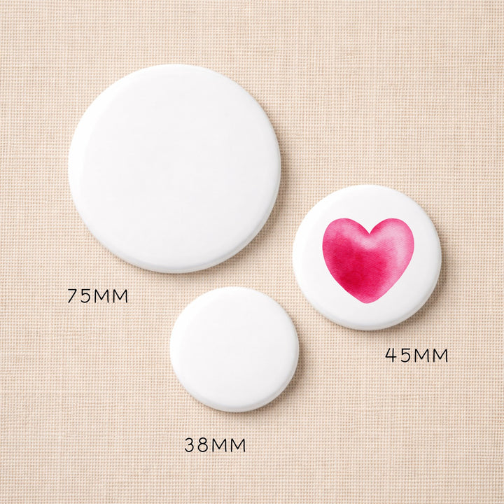 Gepersonaliseerde button 45mm met eigen ontwerp, naast 75mm en 38mm buttons – buttons laten bedrukken kleine oplage