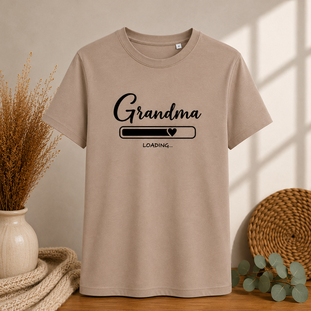 Taupe Grandma Loading T-shirt, comfortabel shirt voor oma to be en zwangerschapsaankondiging